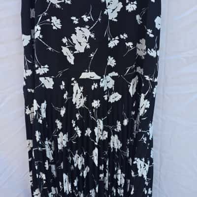 Atmos&Here Womens  Size 14 Pleated Skirt Black  / Floral / White 