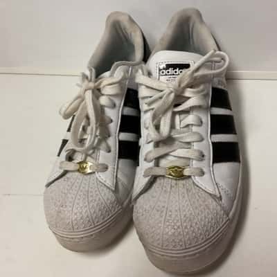 Adidas Unisex  Size 8 Sneakers Black  / White 