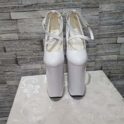  Womens  Size 9 Black  / White 