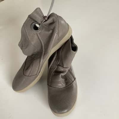Django & Juliette  Womens  Size 41 Grey boot