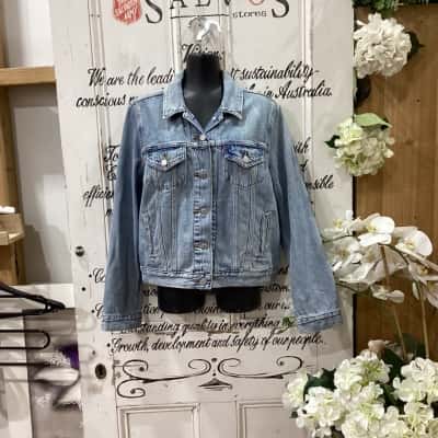 LEVIS BRAND! Womens  Size M Denim Jacket Blue! THE PERFECT DENIM JACKET! FEATURES ADJUSTABLE BUTTONS TO SINCH IN THE HEM! GREAT FOR ADDING A LITTLE SOMETHING TO ANY OUTFIT! 