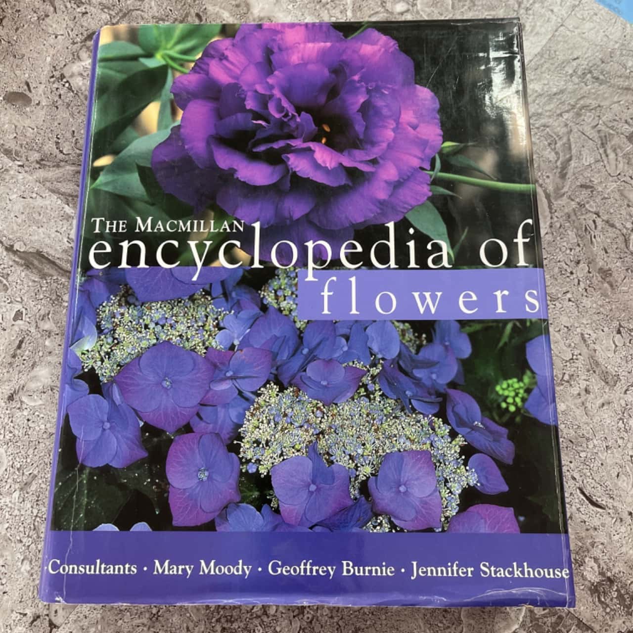 The Macmillan Encyclopaedia of flowers (s)