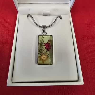  Womens Silver Tone Beautiful Chain & Botanical  Necklace Featuring Dried Flowers in Resin