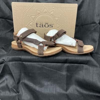  Womens  Leather Sandles Size 7 Brown 