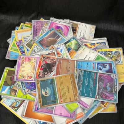 100 x Pokémon cards 