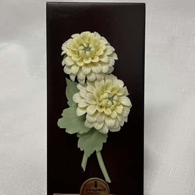 LLADRO Flores Chrysanthemum Cameo, (1 chipped leave)