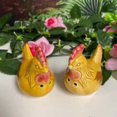 Gorgeous vintage yellow and pink chicken salt & pepper shakers 