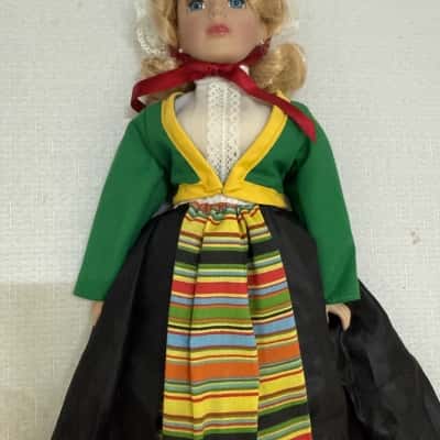 vintage souvenir doll (B4)