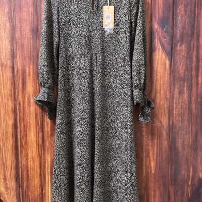 Sass  Size 8  black animal print new 