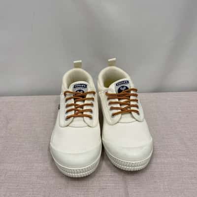 Brand New Men's Volley shoes Size 10