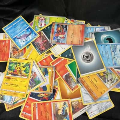 Pokémon cards x 100