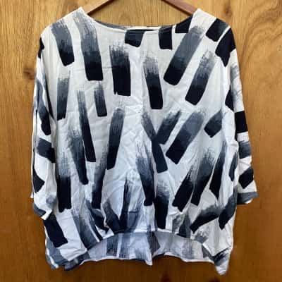 TIRELLI White/Grey Patterned Top Size L 