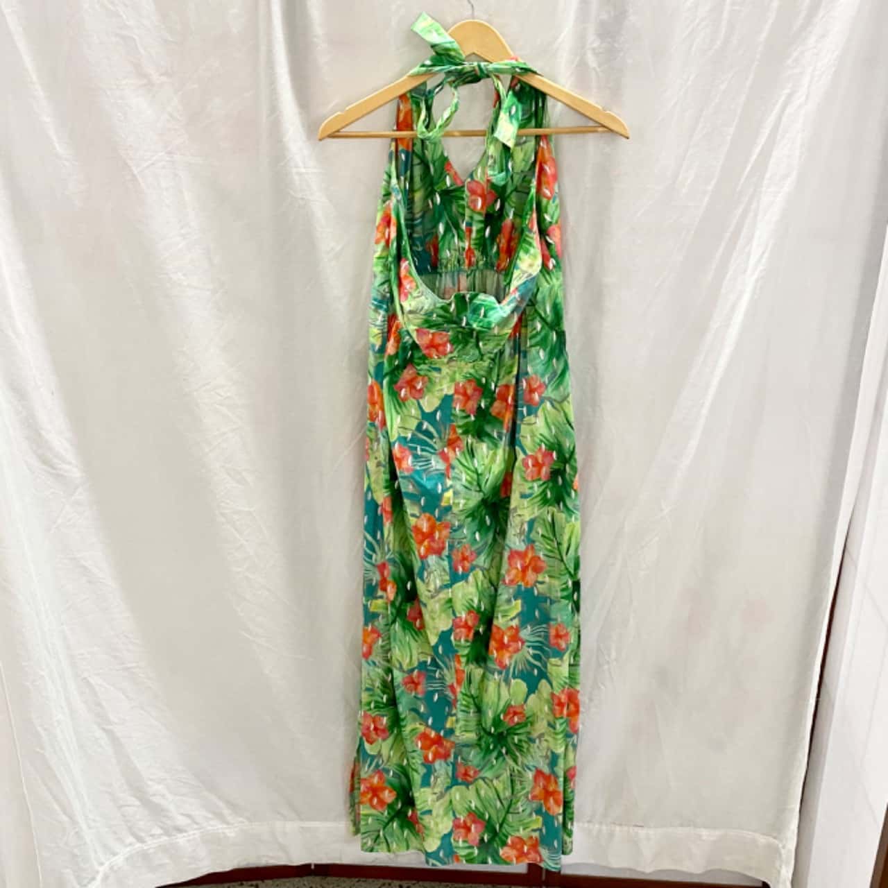 Sacha Drake Size 14 Halter Neck Dress Floral / Green (s) - Used Very Good | Salvos Stores Sacha Drake Size 14 Halter Neck Dress Floral / Green (s) - Used Very Good | Salvos Stores