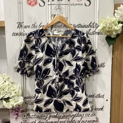 Jacqui-E Brand! NWOT! 100% LINEN SHORT BALLOON SLEEVED FLORAL TOP! Womens  Size 12 Short Sleeve Shirt / Short Sleeve Top Beige / Floral / Navy Blue / Pattern 