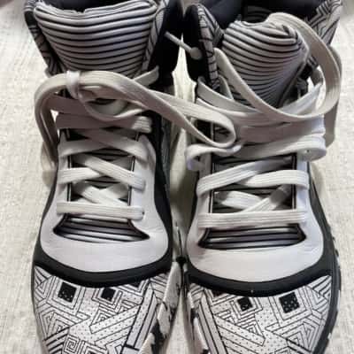 Adidas Mens  Size 9 Basketball Boots Black/ White 