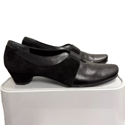 Prevata Womens  Size 10.5 Black  