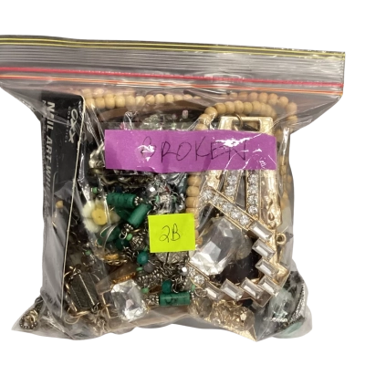 Bag of craft items (1B)