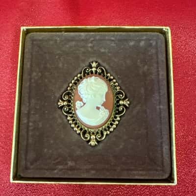 Women's Vintage 1980's Avon Solid Cameo Pin Brooch 