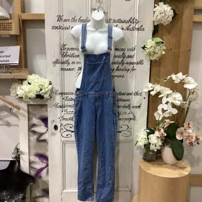 Sportsgirl Brand! A TRENDY SLIM FIT DENIM OVERALL! PERFECT FOR YOUR NEXT CASUAL OUTING WITH THE LADIES! Womens  Size 8 Overalls Blue 