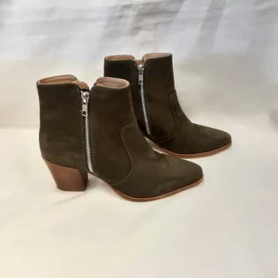 Witchery Womens  Size 38 Olive Ankle Boot A Classic Western Inspired Profile Featuring Slightly Almond Pointed Toe And Side Zipper With Stacked Heel 