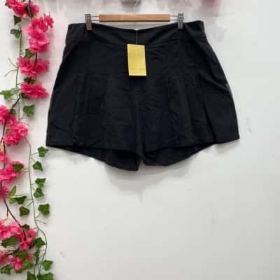 Laura Ashley Womens  Size 16 Shorts Black silk