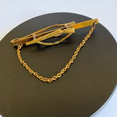  Vtg. Unique Gold Tone Hunting Rifle Tie Pin with chain