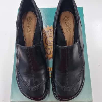 Planet Shoes Womens  Size 7.5 Black  