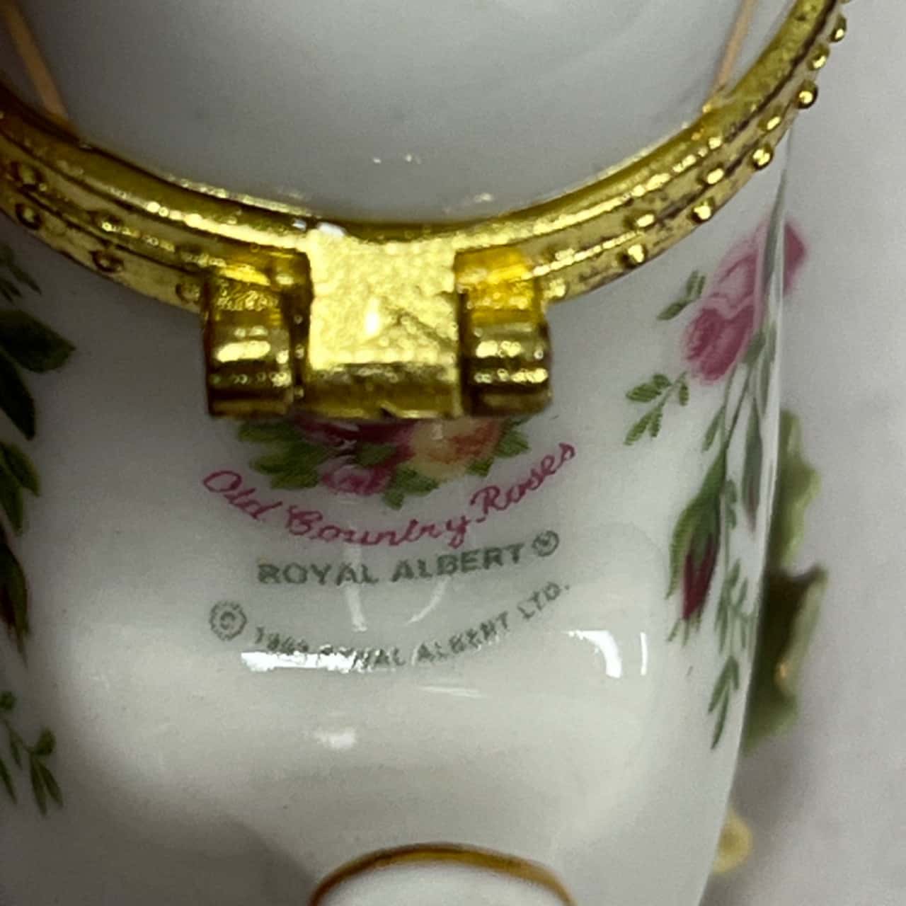 Old Roses Store Old Country Roses Royal Albert 1982(s) - Used As New | Salvos Stores