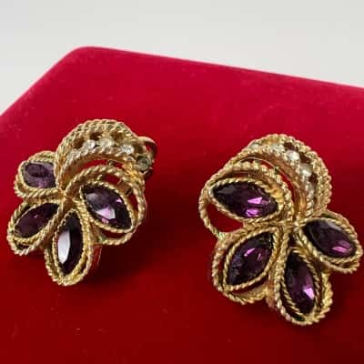 Vibrant Crown Trifari Fuchsia Pink Clip on Earrings 