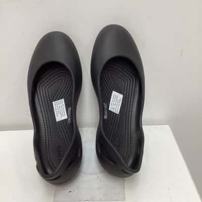 Like new Crocs Womens  Size 6 Flats Black  
