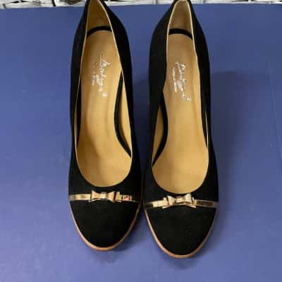 Batuga Womens  Size 235 ?Black  / Gold shoes