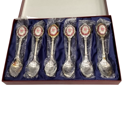 Vintage boxed set of 6 silver plated teaspoons.