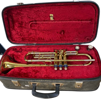 Small trumpet, with case. In good overall condition.