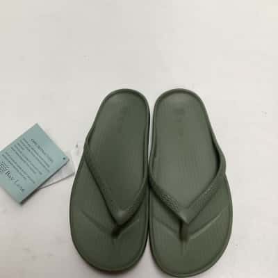  NEW- Womens Bay Lane Size 8 flip flops Olive 