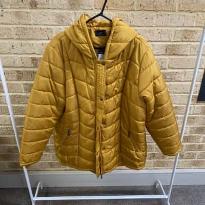 Sara Womens gold jacket Size 26 