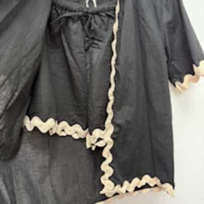 Seven Wonders Womens  Size 6 Black with cream trim short set  xs