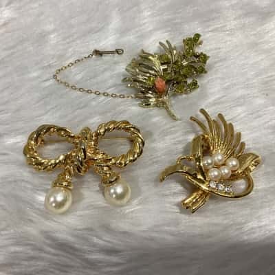  Women's Gold Tone Brooches 