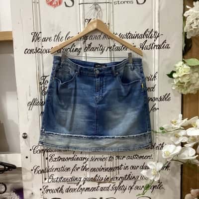 BETTINE LIANO BRAND! Womens  Size 16 Denim Skirt Blue! BEAUTIFUL DENIM SKIRT FEATURING TWO TONE DENIM AND A RAW STITCHING! GREAT FOR DRESSING UP OR DOWN! 
