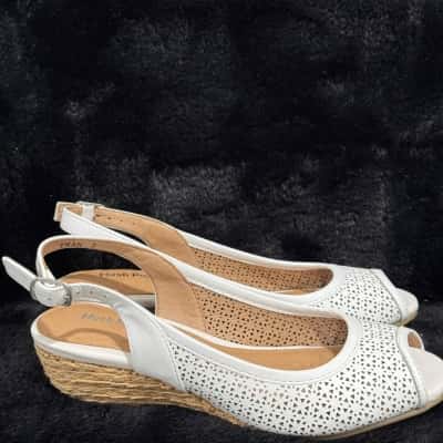 Hush Puppies Womens  Size 5 White sandals 