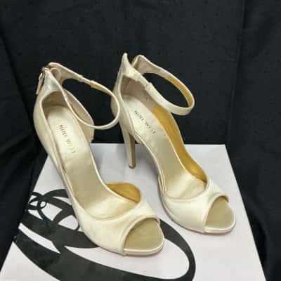 Nine West Womens  Size 7.5 Heels Champagne 
