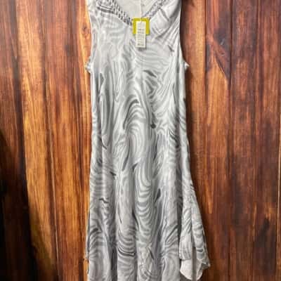Taking Shape   Size 24 Grey / White dress new 