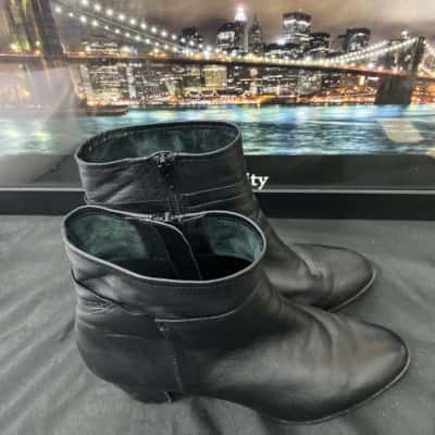 Diana Ferrari Womens  Size 11 Boots Black  