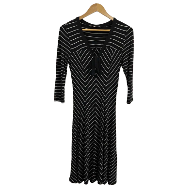 Review Womens  Size 8 V-Neck Dress 