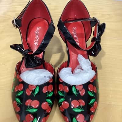 Pop Sugar Womens  Size 5 Black  / Green / Red heels