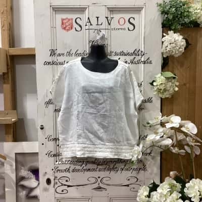 TIRELLI  BRAND! Womens  Size M Short Sleeve Top White! MADE WITH 100% LINEN! HAS BEAUTIFUL LACE DETAIL ON HEM AND SLEEVES! THE PERFECT BOXY FIT! GREAT FOR DRESSING UP OR DOWN!