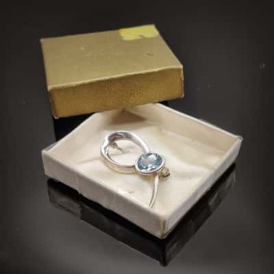 Beautiful Stylized 925 Silver Brooch With 1cm Topaz Stone Setting 3cm Long