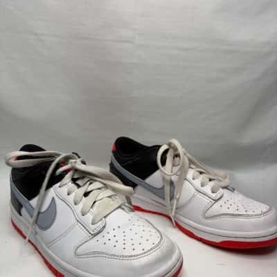 Nike Kids  Size 5 Shoes 
