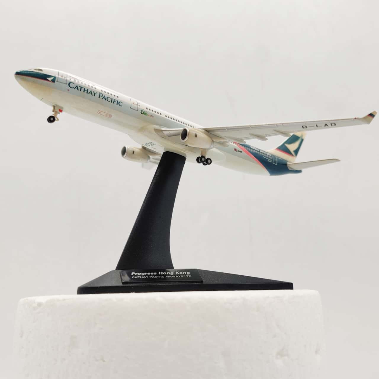 1/500 HERPA 502269 AIRBUS 330300 CATHAY PACIFIC 100th AIRCRAFT