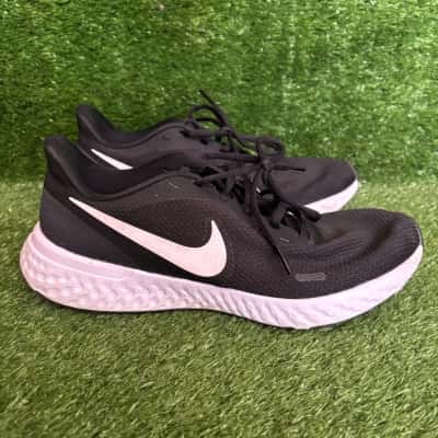  Nike Revolution 5 Black/White Running Shoe Size 9.5 US