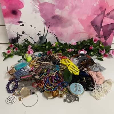 Mixed bag of bits and pieces of jewellery etc - please read description 